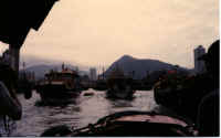 Hong_Kong_floating_village_Aberdeen.jpg (19956 bytes)