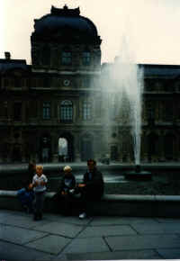 Louvre_fountain_9_23_95.jpg (21737 bytes)
